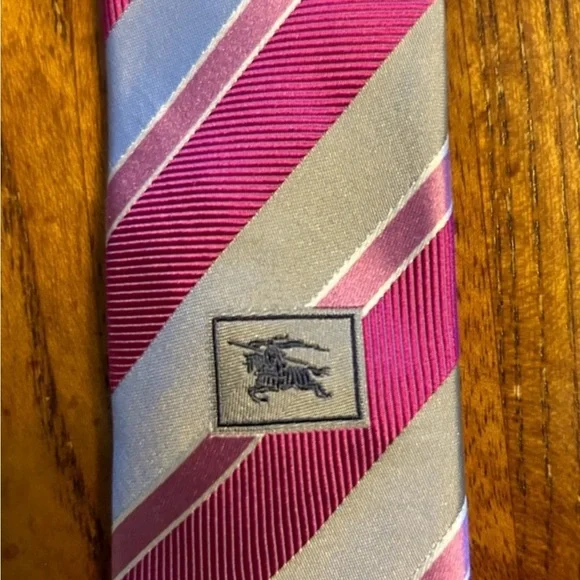 Burberry London Silk Tie Pink & Silver Diagonal Stripe w/ Knight Logo - Picture 9 of 9